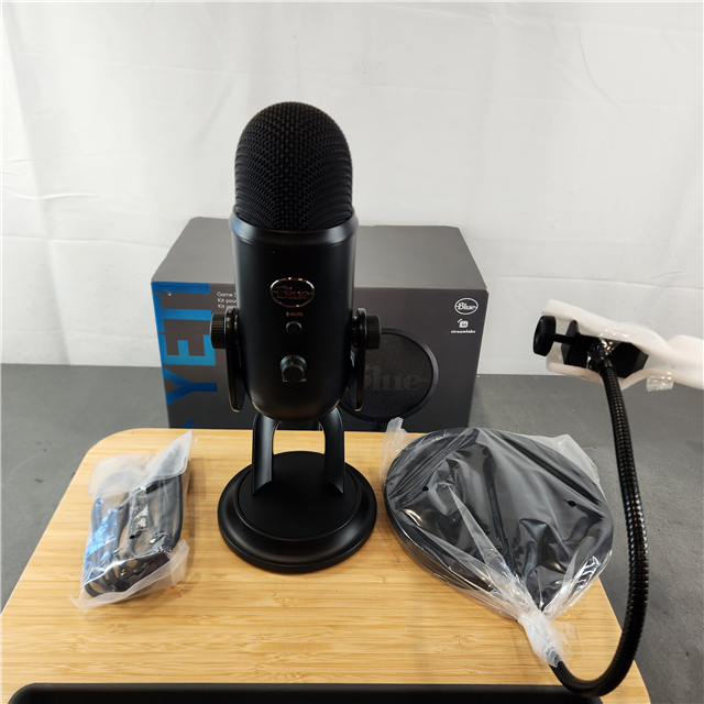 Logitech Blue Yeti Game Streaming USB Condenser Microphone Kit